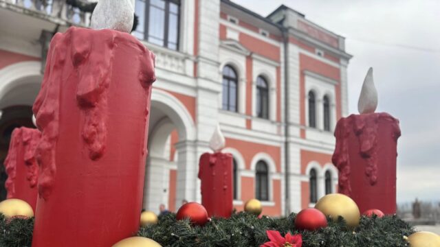 V meste pribudli tradičné symboly Vianoc