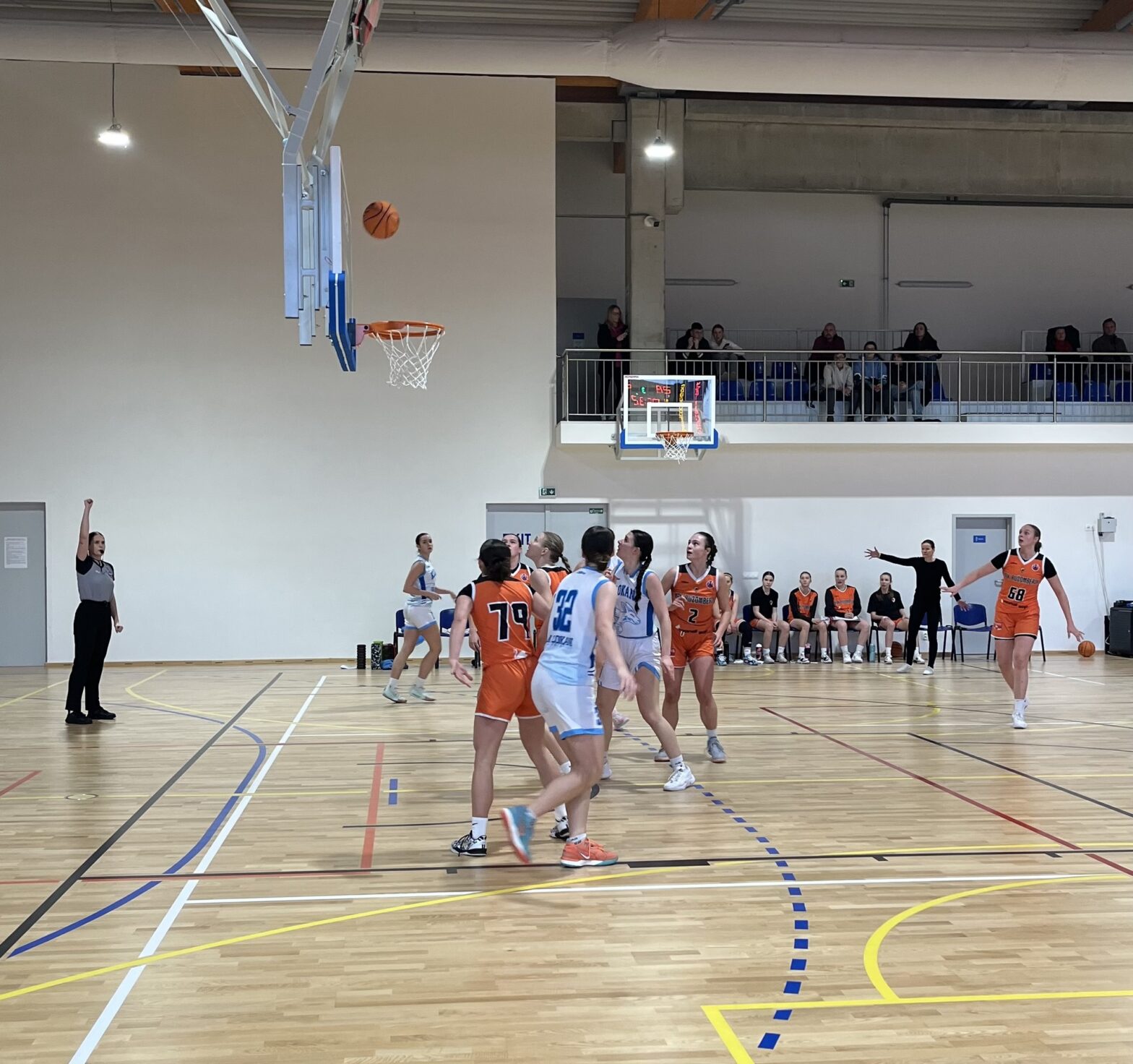 Basketbalová devätnástka so Slovanom fifty-fifty